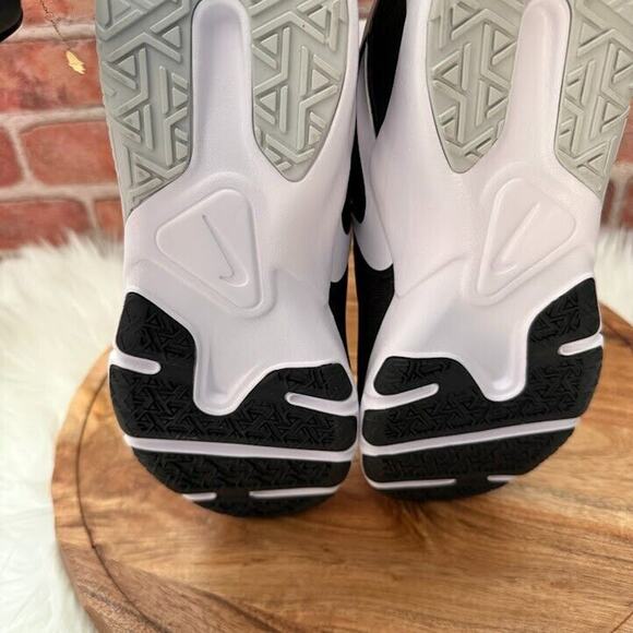 Nike Legend Essential 2 Black White‎ Women's Size 10 CQ9545-001 New - Picture 9 of 9